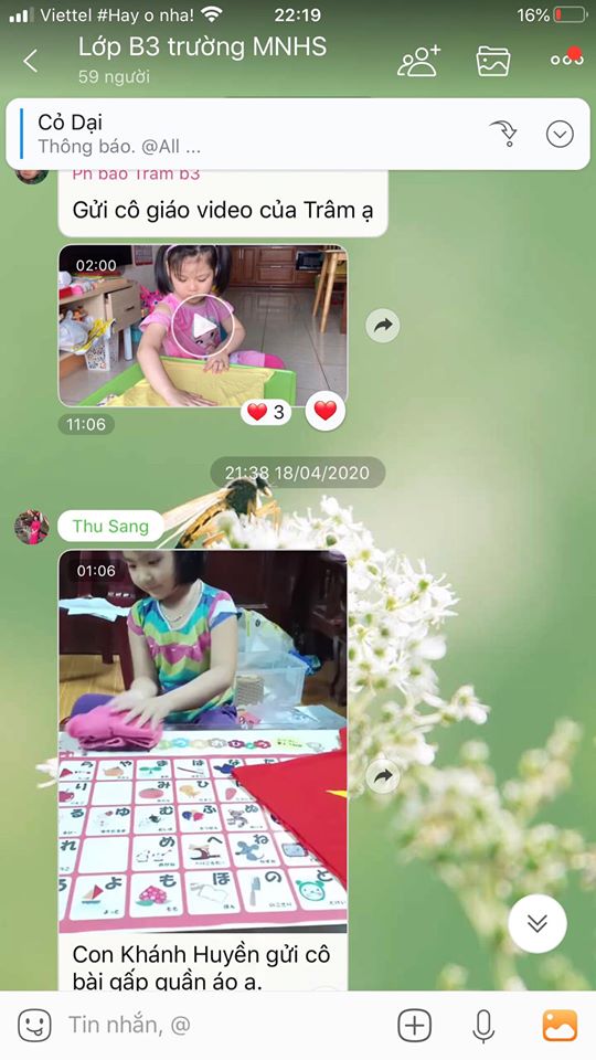 Hướng dẫn trẻ thực hành kỹ năng gấp quần áo.