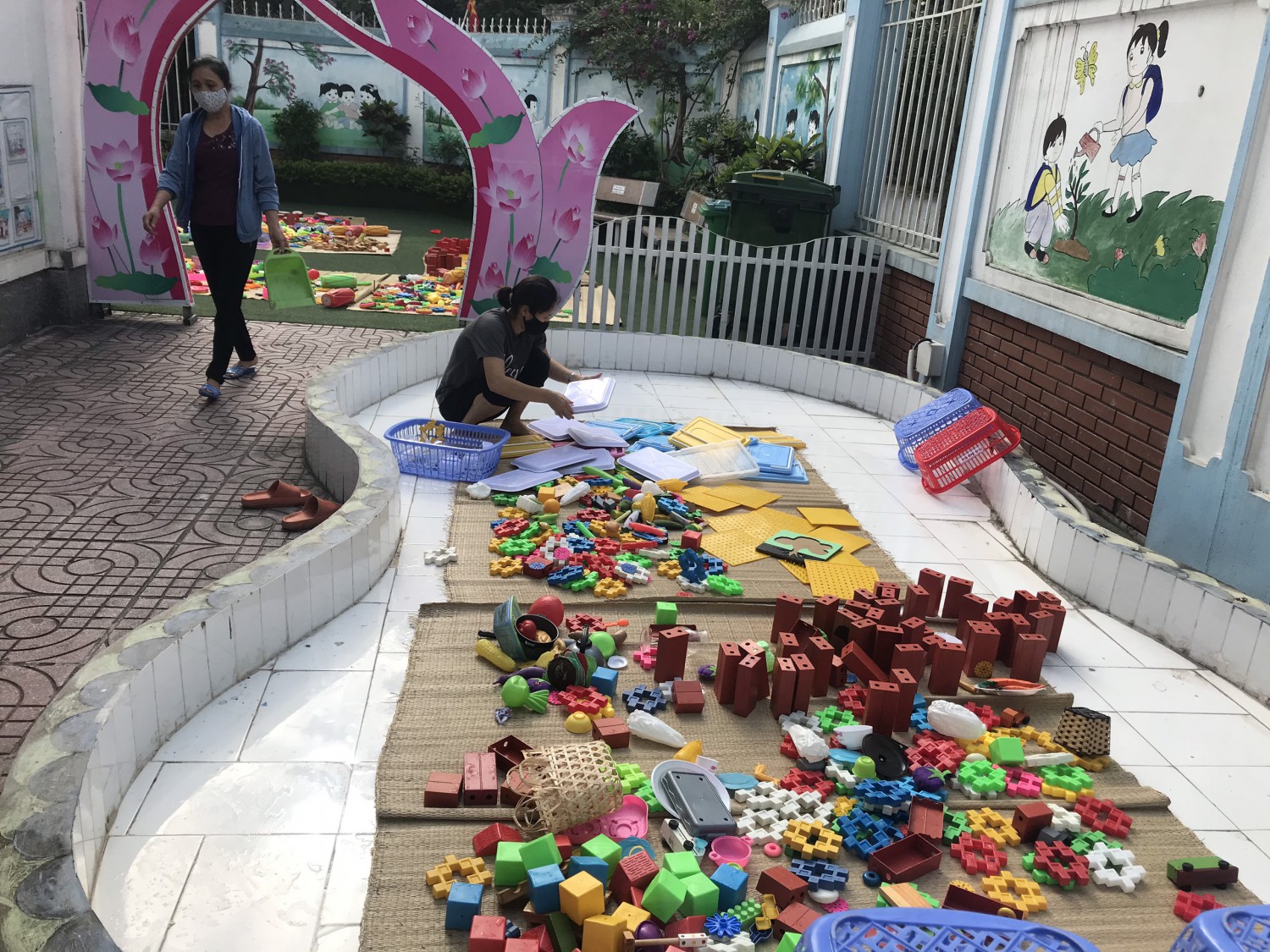 Tổng vệ sinh, khử khuẩn toàn bộ môi trường trong và ngoài lớp!