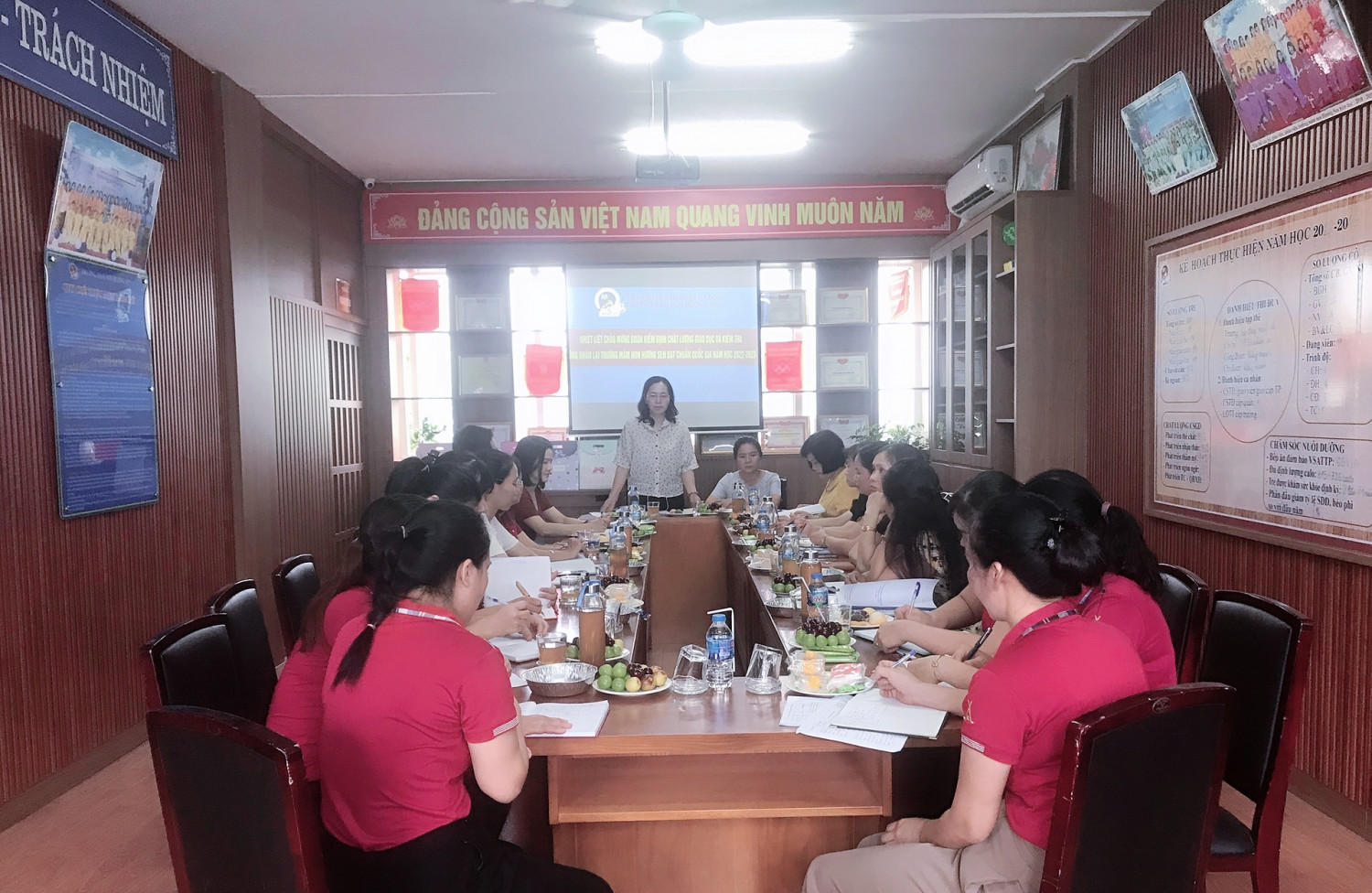 Đoàn đánh giá ngoài làm việc tại trường