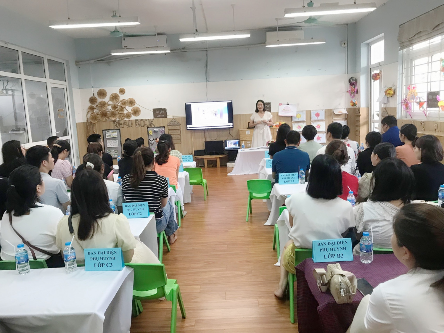 Ban đại diện cha mẹ học sinh các lớp đại diện cha mẹ học sinh toàn trường đưa hoạt động của hội cha mẹ học sinh đi vào nề nếp theo qui định của điều lệ.