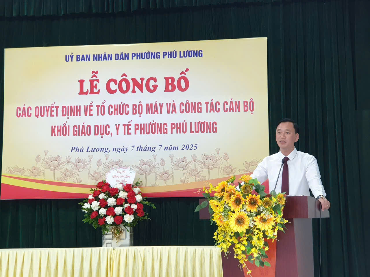 TRƯỜNG MẦM NON HƯƠNG SEN VINH DỰ NHẬN QUYẾT ĐỊNH BỔ NHIỆM TẠI LỄ CÔNG BỐ CÁC QUYẾT ĐỊNH VỀ TỔ CHỨC BỘ MÁY VÀ CÔNG TÁC CÁN BỘ KHỐI GIÁO DỤC, Y TẾ PHƯỜNG PHÚ LƯƠNG