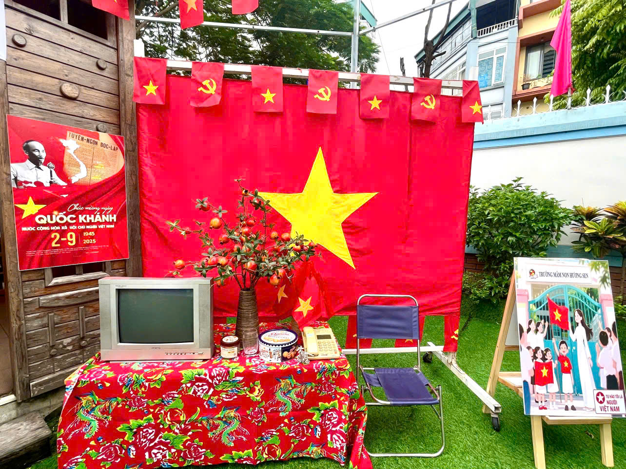 CÔ TRÒ TRƯỜNG MN HƯƠNG SEN CHÀO MỪNG 80 NĂM CÁCH MẠNG THÁNG TÁM VÀ QUỐC KHÁNH 2/9