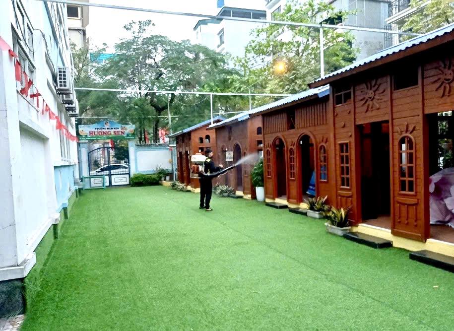 TRƯỜNG MẦM NON HƯƠNG SEN CHỦ ĐỘNG PHUN THUỐC DIỆT MUỖI ĐỊNH KỲ – BẢO VỆ SỨC KHỎE TRẺ 🏫